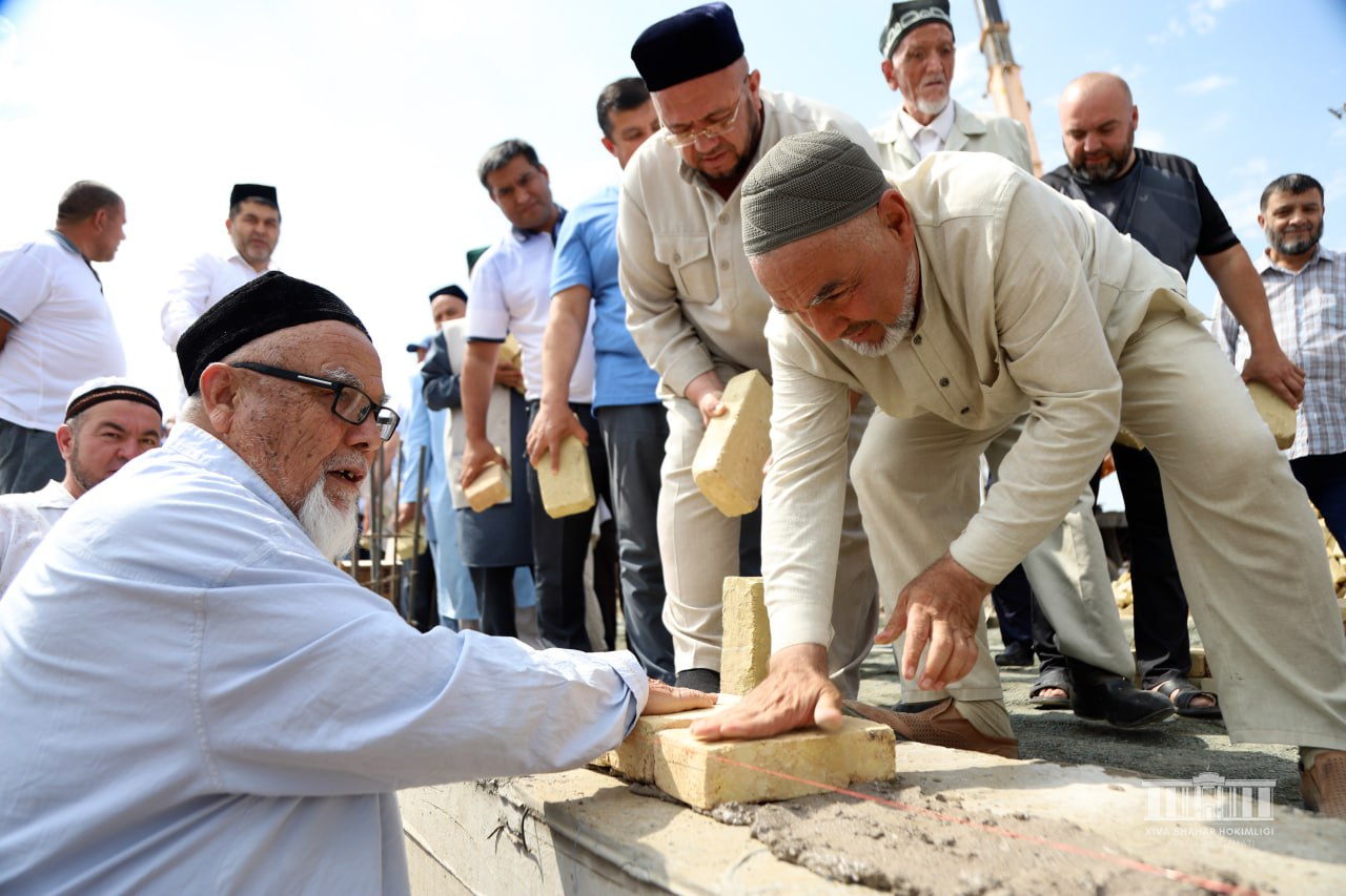 Jome masjidga g‘isht qo‘yish marosimi Jome masjidga g‘isht qo‘yish marosimi