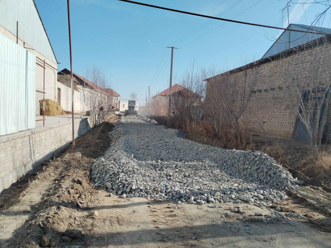 Xiva shahri Lolazor mahallasida yollarni modernizatsiya qilish va obodonlashtirish ishlari faol davom etmoqda. 